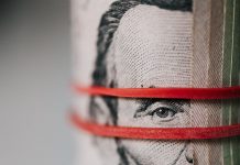 Unde merită să investești 10.000 de dolari acum: aur, bitcoin sau acțiuni europene? Opiniile experților de pe Wall Street