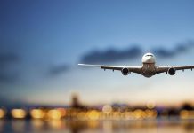 Incident pe Aeroportul Băneasa: flacără sub cabina unui avion Wizz Air venit de la Barcelona. Pasagerii au fost evacuaţi de urgenţă