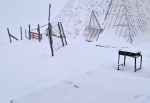 Ninsoare ca în mijlocul iernii, în aprilie: turiștii din Borșa, avertizați să vină cu anvelope de iarnă