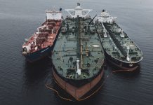 Un miliard de barili de petrol stau blocați pe petroliere din oceane, pe fondul sancțiunilor impuse Rusiei, Iranului și Venezuelei