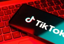 TikTok, din nou sub presiune la Bruxelles: acuzații de limitare a conținutului despre Epstein