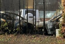 Incendiu în Voluntari: două mașini au luat foc, iar flăcările s-au extins la o țeavă de gaz. Zeci de persoane evacuate dintr-un hotel