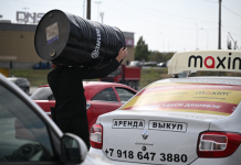Atacurile ucrainene au paralizat rafinării strategice din Rusia. Moscova a cerut Kazahstanului să-i vândă 50.000 de tone de benzină