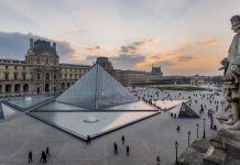 Jaf la Muzeul Luvru din Paris: hoții au furat bijuterii din colecția lui Napoleon