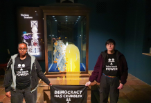 Activiștii au aruncat o plăcintă cu mere în vitrina care conținea Coroana Imperiului Britanic din Turnul Londrei | Video