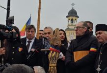 Călin Georgescu, „președintele neales” pentru fani: discurs solemn, bodyguarzi mulți și un „Marș la Moscova!”