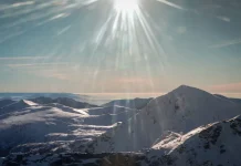 „Mai degrabă ar muri în munți”: zeci de mii de bărbați ucraineni fug de front prin treceri extrem de periculoase spre România