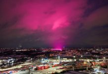 Cer roz spectaculos observat deasupra orașului Birmingham din Marea Britanie în timpul furtunii