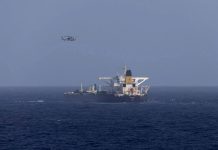 Reînmatriculat de Rusia, spionat de Marea Britanie, confiscat de SUA: de ce există atât de mult interes pentru un petrolier ruginit din Atlantic?