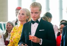 Norvegia se află într-o criză monarhică. Fiul prințesei moștenitoare este acuzat de viol. Iar mama sa este acuzată că a corespondat cu Epstein