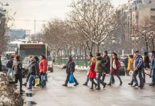 Eurostat: Românii cred mai mult decât europenii în rolurile tradiționale ale femeilor și bărbaților