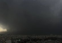 Teheranul, acoperit de fum negru după un val puternic de atacuri americano-israeliene asupra depozitelor de petrol