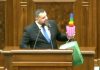 Senator AUR aduce un cactus în culorile curcubeului în Parlament și îl dedică USR: moment hilar în plen