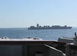 SUA au atacat o navă care încerca să încalce blocada Strâmtorii Ormuz. Iranul a răspuns lansând drone asupra navelor americane | Video