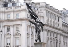 În piața Waterloo din Londra a apărut o sculptură semnată Banksy: un politician cu un steag pășește în prăpastie