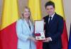 Nicușor Dan o decorează pe Nadia Comăneci cu cea mai înaltă distincție a statului român