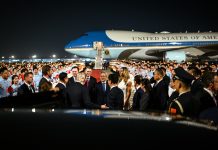 „Nimic din China nu urcă în Air Force One”: echipa lui Trump a aruncat telefoane, ecusoane și cadouri înainte de plecarea din Beijing