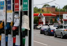 Criza combustibilului a ajuns la Moscova. Moscoviții stau ore întregi la cozi pentru benzină. Angajații interzic filmările: „Este un obiectiv strategic!”
