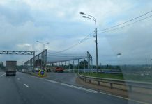 Pe șoseaua din apropierea reședinței lui Putin de la Valdai au fost instalate plase anti-drone | FOTO
