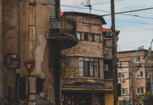 Turiștii din București, cazați în clădiri care s-ar putea prăbuși la cutremur. Sute de anunțuri în blocuri cu cel mai ridicat risc seismic