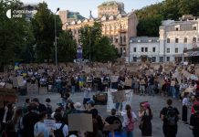 Criză politică și proteste în Ucraina, în timp ce Zelenski își apără decizia de a-l demite pe ministrul Apărării