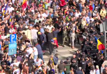 Incidente la protestul neautorizat al fermierilor în fața Guvernului. Îmbrânceli cu jandarmii, care au folosit spray-uri lacrimogene