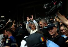 Călin Georgescu, scos încătușat din sediul DIICOT și urcat în dubă. Le-a arătat cătușele susținătorilor, fără să facă declarații