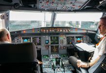 Un avion care zbura din Dubai spre Tel Aviv a transmis un semnal de alarmă și a aterizat de urgență în Arabia Saudită. Piloții s-au luat la bătaie | Video