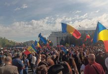 Protestul din Piața Victoriei escaladează. Jandarmii au extras mai multe persoane din mulțime. Gaze lacrimogene folosite. Obiecte au zburat spre jandarmi