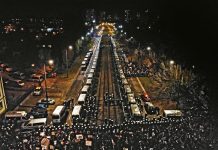 În Polonia, președintele Tribunalului Constituțional a fost suspendat. Poliția a înconjurat clădirea, iar opoziția a declarat o „lovitură de stat”