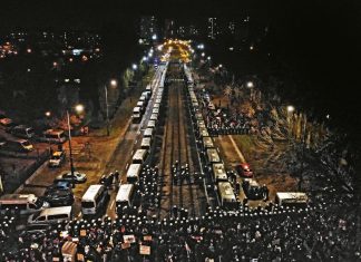În Polonia, președintele Tribunalului Constituțional a fost suspendat. Poliția a înconjurat clădirea, iar opoziția a declarat o „lovitură de stat”