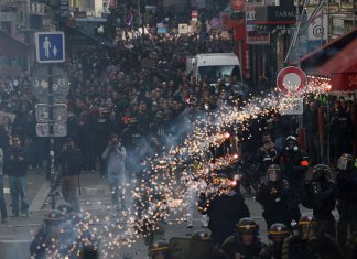Ciocniri violente, jafuri și clădiri în flăcări în Franța. Peste 1.200 de persoane arestate în urma protestelor